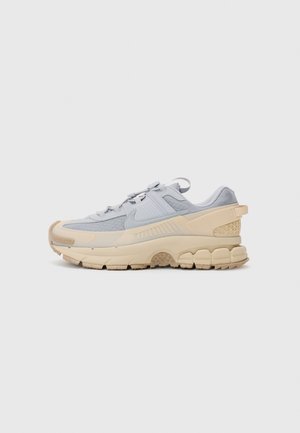 ZOOM VOMERO ROAM - Športni copati - wolf grey/sand