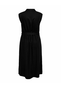 Mouwloze zwarte midi-jurk met kraag en stoffen ceintuur die de taille accentueert, van achteren getoond tegen een witte achtergrond.