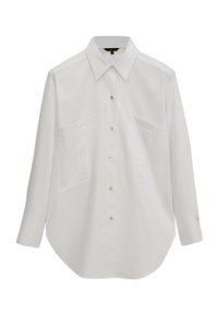 Biała koszula z długim rękawem i guzikami, z dwiema przednimi kieszeniami oraz wywijanym kołnierzykiem, prezentowana na jednolitym białym tle.