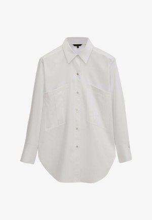 Weißes langärmliges Hemd mit Knopfleiste, zwei Fronttaschen und spitzem Kragen, auf einem schlichten weißen Hintergrund präsentiert.