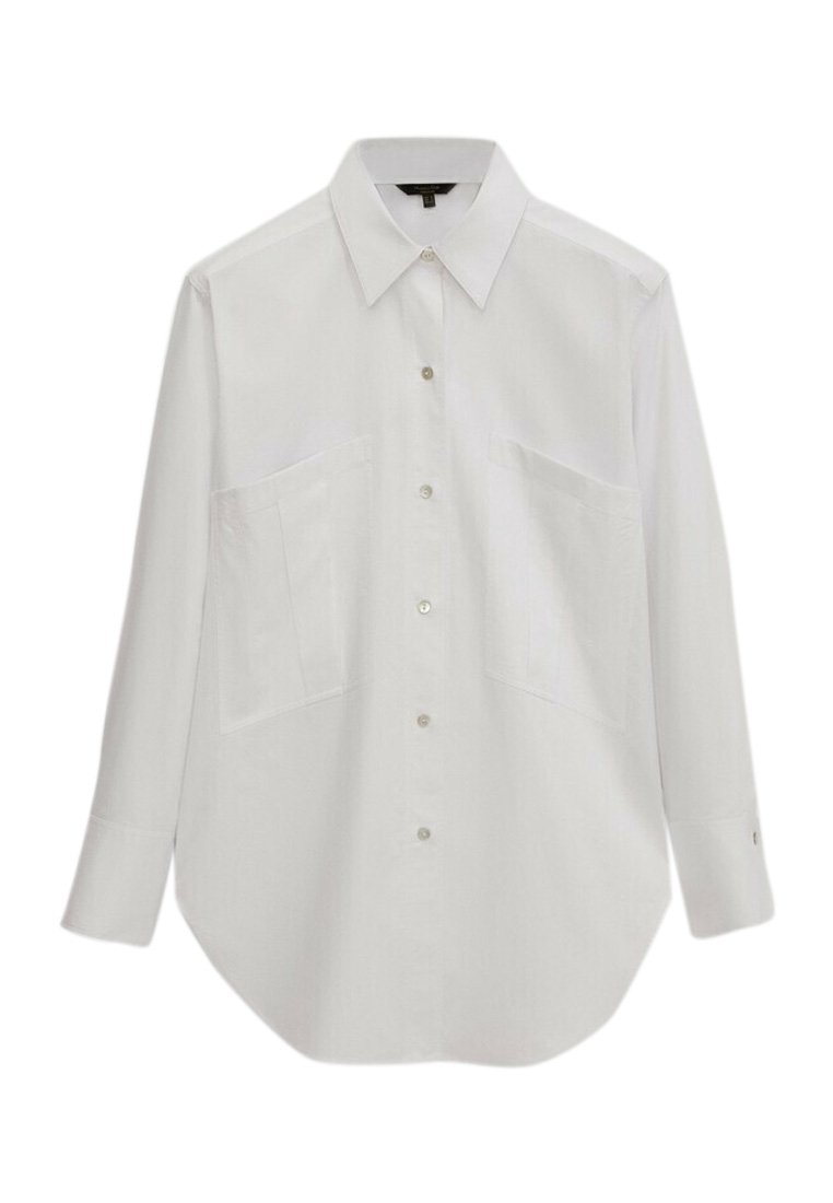 Biała koszula z długim rękawem i guzikami, z dwiema przednimi kieszeniami oraz wywijanym kołnierzykiem, prezentowana na jednolitym białym tle.