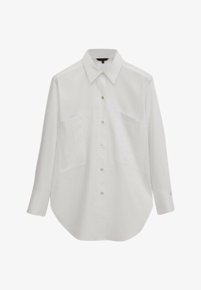 Biała koszula z długim rękawem i guzikami, z dwiema przednimi kieszeniami oraz wywijanym kołnierzykiem, prezentowana na jednolitym białym tle.