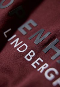 Lindbergh Printtipaita - burgundy