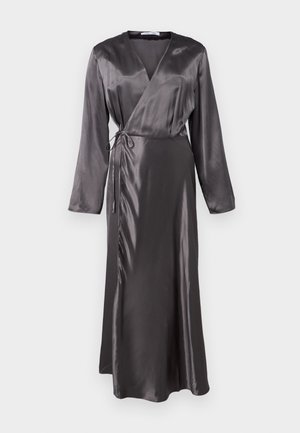 Garās, ietīto stilu kleitas tumši pelēkā satīnā, ar garām piedurknēm, apkakles jostu un nedaudz paplatinātu apakšmalu, veidojot plūstošu siluetu.