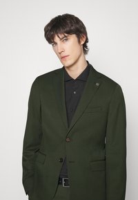 Michael Kors TRAVEL - Fato - green