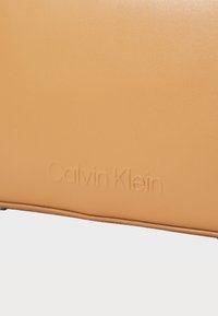 Calvin Klein LOGO CAMERA BAG - Borsa a tracolla - lion
