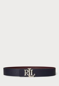 Ceinture en cuir bleu marine avec une finition texturée, présentant une boucle en métal argenté affichant "RL" dans un design audacieux. Le côté intérieur est bordeaux.