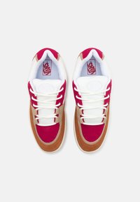 Vans sneakers i hvidt mesh med røde suede og tan suede detaljer. Har hvide snørebånd og et rødt logo-tag på tungen.