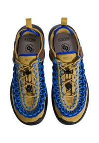 Zapatos Keen con parte superior color marrón claro y cordones azules, punta redondeada, suela texturizada y plantilla acolchada. Cierre ajustable para un ajuste seguro.