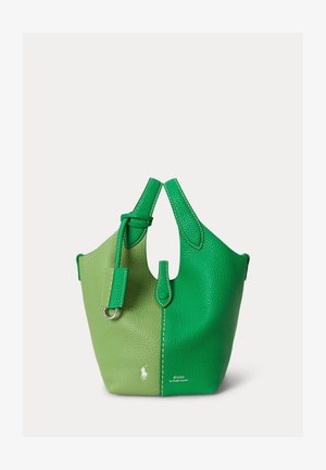 Malá dvojfarebná zelená kožená kabelka s hornými rúčkami, viditeľným prešívaním a logom Polo Ralph Lauren na prednej strane.
