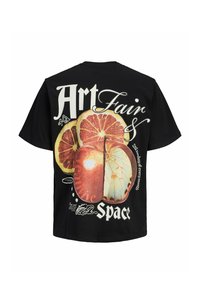Camiseta negra con un gran gráfico de toronja y manzana en rodajas, con texto blanco en negrita que dice "Art Fair & Space" y texto más pequeño en cursiva y en letra impresa.