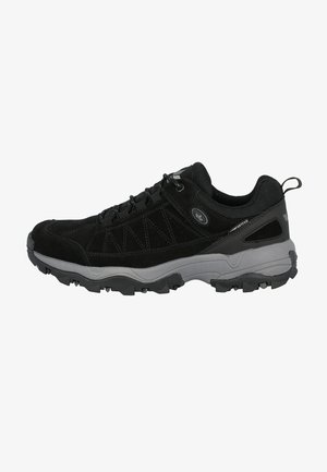 Schwarzer Außenschuh mit Obermaterial aus Wildleder und Mesh, grauer Gummisohle, robustem Profildesign und verstärktem Absatz. Schnürsenkel sind mit Metallösen befestigt.