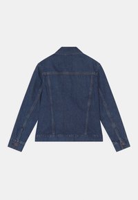 Tmavě modrá džínová bunda s klasickým límcem, dlouhými rukávy a manžetami na knoflíky; zadní strana má čistý, minimalistický design s viditelným šitím.