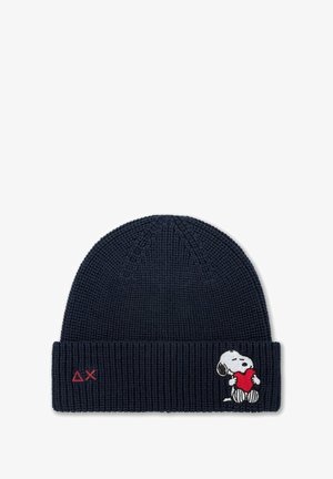 Berretto in maglia blu navy con texture a costine, caratterizzato da un design ricamato di Snoopy che tiene un cuore rosso e un logo rosso sul risvolto.