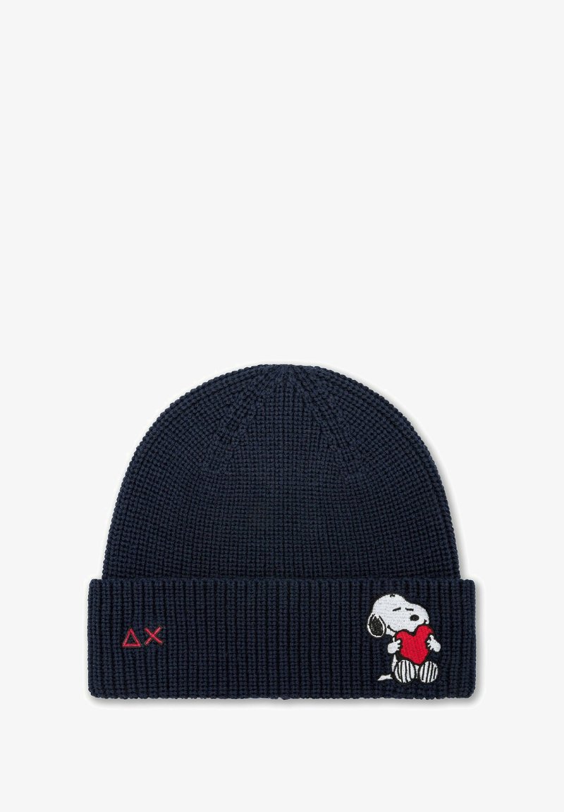 Berretto in maglia blu navy con texture a costine, caratterizzato da un design ricamato di Snoopy che tiene un cuore rosso e un logo rosso sul risvolto.