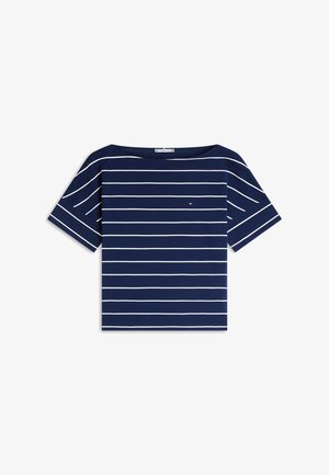 Granatowy, krótki rękaw, koszulka z dekoltem typu łódka, z cienkimi białymi poziomymi paskami i małym prostokątnym logo na lewej piersi.