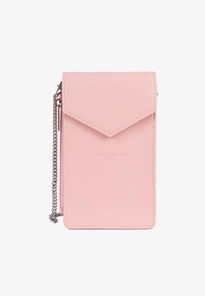 Roze leren telefoonhoesje met een gestructureerde afwerking, voorzien van een driehoekige flap en een kettinghengsel voor crossbody-draagwijze. Logo gedrukt op de voorkant.