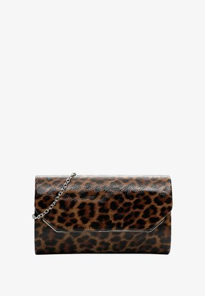 Luipaardprint clutch met een glanzende afwerking, voorzien van een zilveren kettinghandvat en een gestructureerde rechthoekige vorm. Er is een hoekig metalen accent.