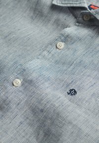 Lichtblauwe gestreepte polo-shirt van zacht materiaal, met een kraag, witte knopen en een geborduurd logo in marineblauw.