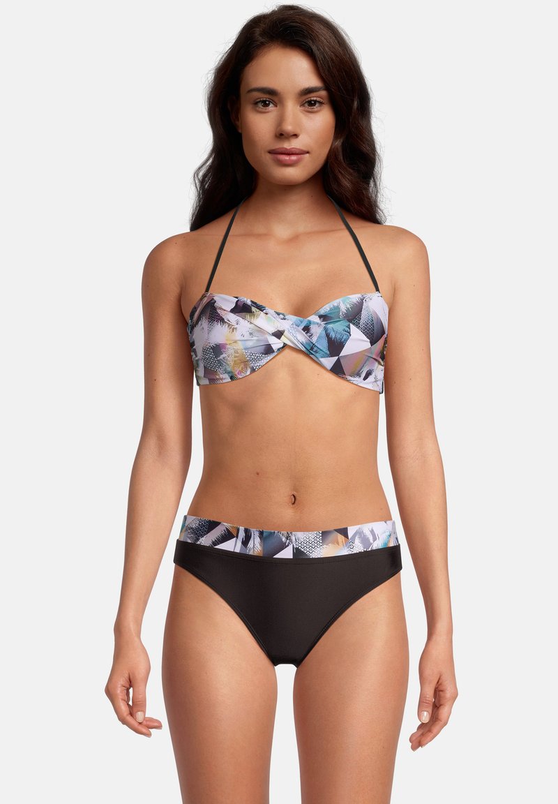 Bikini-Set bestehend aus einem oben gebundenen Bandeau-Top mit einem mehrfarbigen geometrischen Muster und schwarzen Bikinihosen mit einem gemusterten Bund.