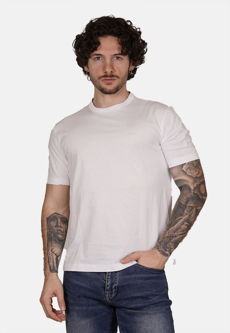 T-shirt bianca in cotone con collo rotondo e maniche corte, caratterizzata da un logo sottile sul petto. Tessuto morbido e vestibilità casual.