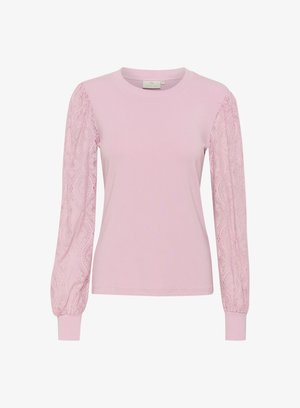 Haut rose clair à manches longues avec un corps côtelé et des manches en dentelle à motif élaboré. Il présente des poignets ajustés et un col rond.