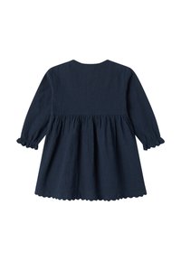 Dunkelblaues Kleid mit langen Ärmeln, tailliertem Schnitt und gerafften Manschetten, von hinten gezeigt. Strukturierter Stoff mit fließender Silhouette.