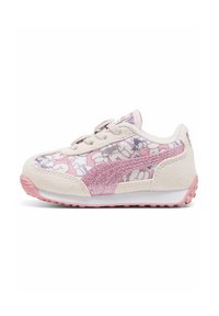 Zapatilla de deporte rosa claro con un patrón floral brillante, acentos de gamuza y un logo lateral rosa brillante; suela de goma con un texturizado para mayor agarre.