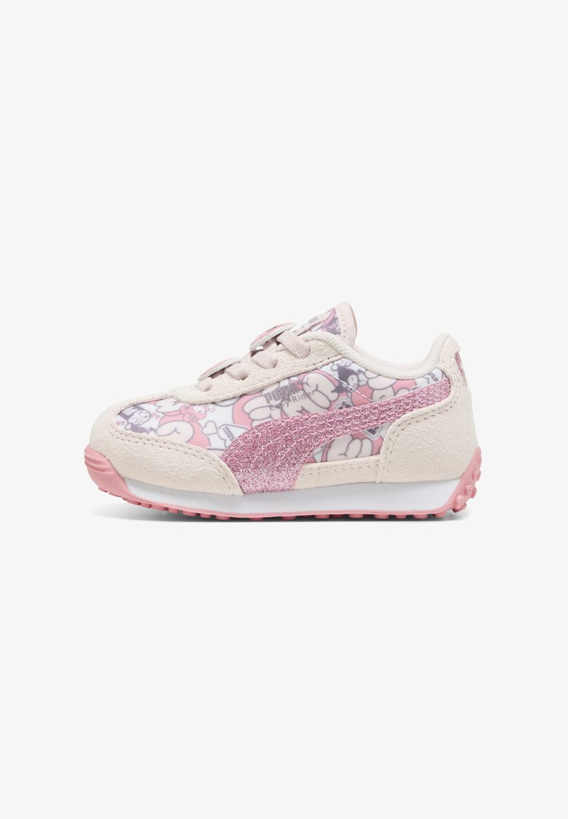 Adidași roz pal, cu un model floral lucios, accente din suede și logo lateral strălucitor roz; talpă din cauciuc cu textură pentru aderență.