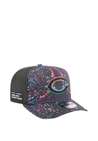 Baseballcap mit einem schwarzen und mehrfarbigen Spritzlackmuster. Verfügt über einen einfarbigen schwarzen Schirm und ein auffälliges Logo auf der Vorderseite.