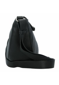 Bolso de cuero negro texturizado con forma triangular. Presenta una correa desmontable y herrajes metálicos para el cierre. Base suave y panel lateral.