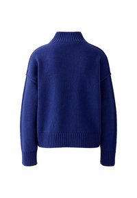 Marineblauwe gebreide trui met een hoge kraag en geribde manchetten. Heeft een relaxte pasvorm en een gestructureerde steek die comfort en warmte benadrukt.