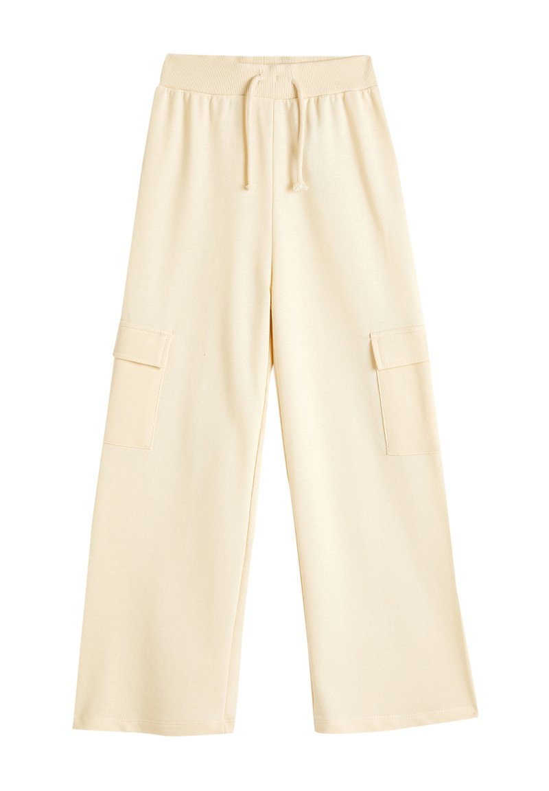 Lichtbeige cargo broek met een relaxte pasvorm, voorzien van een elastische tailleband, trekkoord en twee zijzakken. Zachte stoffen tekstuur.