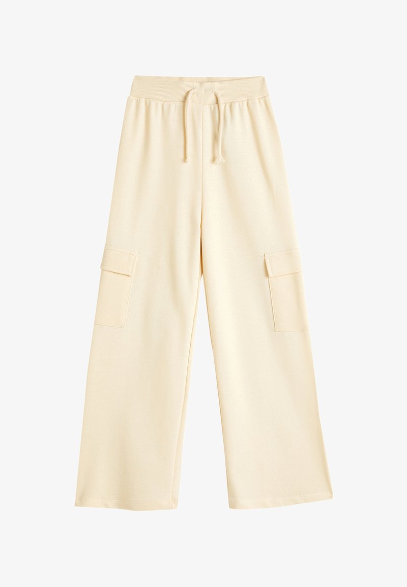 Lichtbeige cargo broek met een relaxte pasvorm, voorzien van een elastische tailleband, trekkoord en twee zijzakken. Zachte stoffen tekstuur.