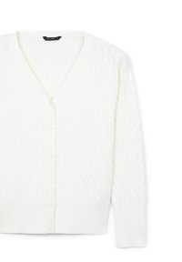 Weißer Strickcardigan mit V-Ausschnitt, durchgehender Knopfleiste, gerippten Kanten und Rautenmuster im gesamten Stoff. Weiche Textur.