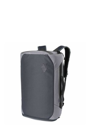 Sac à dos rectangulaire gris et noir avec bretelles rembourrées, poignée latérale et poche avant zippée, affichant le logo de la marque Nitro.