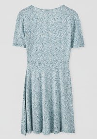 Robe à manches courtes en tissu bleu clair avec un motif floral, dotée d'un col rond et d'une jupe évasée. Texture lisse.
