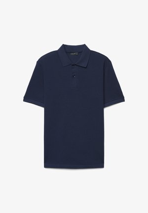 Marineblaues Polohemd mit kurzen Ärmeln, strukturiertem Stoff, Zwei-Knopf-Leiste und klassischem Kragen, flach auf weißem Hintergrund ausgelegt.