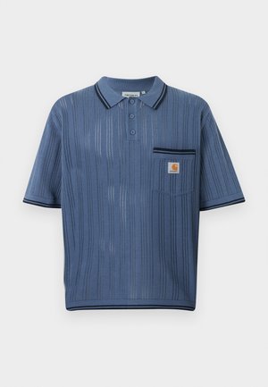 Modré pletené polo tričko s vertikálnymi perforovanými pruhmi, trojgombíková légová zapínanie, náprsné vrecko s logom Carhartt a čiernym lemovaním na golieri a rukávoch.