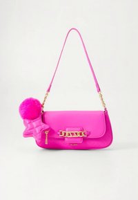 Geantă roz din piele ecologică cu hardware auriu din lanț, accesoriu cu ciucure în formă de stea matlasată și curea plată. Formă dreptunghiulară compactă.