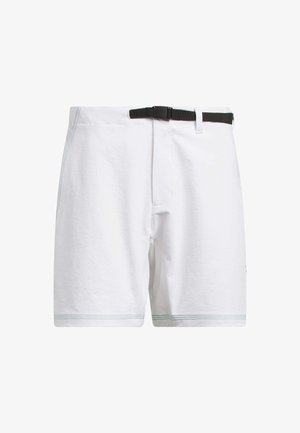 Weiße Badeshorts aus einem Stoff mit leicht strukturierter Oberfläche, ausgestattet mit einem schwarzen Gürtel, hellgrünen Nähten und Seitentaschen.