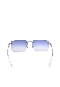 Lunettes de soleil rectangulaires sans monture avec verres bleus dégradés et branches fines en métal argenté sur fond blanc.