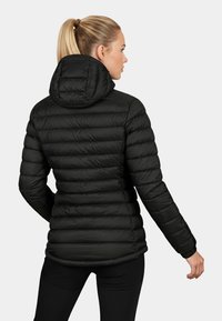 Czarna kurtka puchowa z kapturem, z pikowanym wzorem. Materiał ma gładką, błyszczącą teksturę i dopasowany krój.