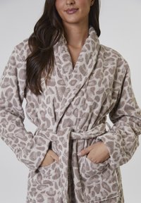 Leopardmønstret badekåbe lavet af blødt stof, med sjalskrave, bælte i taljen og to forlommer. Overvejende lys beige og brun.