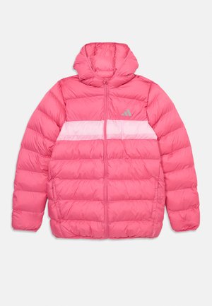 Rosa puffjacka med huva, med ett ljust rosa horisontellt rand över bröstet och dragkedja fram. Tillverkad av mjukt, vadderat material.