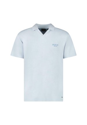 Lichtblauwe polo met korte mouwen en een v-hals, contrasterende gestreepte kraag en een klein bedrukt logo op de linkerborst. Zacht katoenmateriaal.
