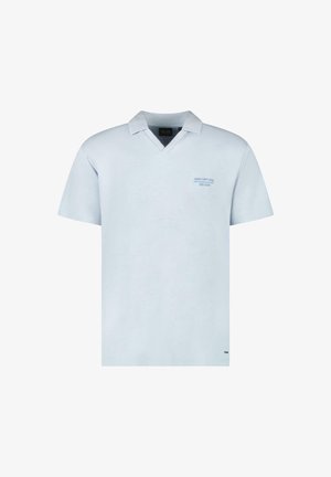 Lichtblauwe polo met korte mouwen en een v-hals, contrasterende gestreepte kraag en een klein bedrukt logo op de linkerborst. Zacht katoenmateriaal.