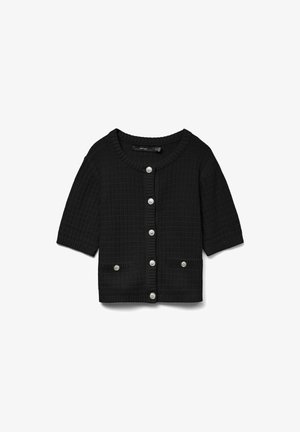 Juodas kardiganas su trumpomis rankovėmis, tekstūruota mezgimo raštu, apvaliu iškirpimu ir dviem priekinėmis kišenėmis. Yra penki apvalūs sidabriniai mygtukai.