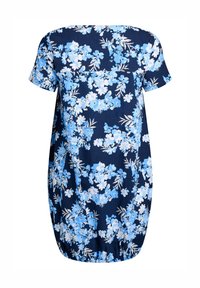 La robe fleurie présente un fond marine avec des motifs de fleurs bleu clair et blancs, des manches courtes et un ourlet arrondi.