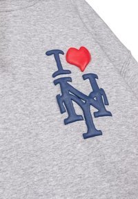 Sudadera gris con un diseño texturizado en azul de "NY" y un corazón rojo encima de las letras. Tejido suave con un corte casual.